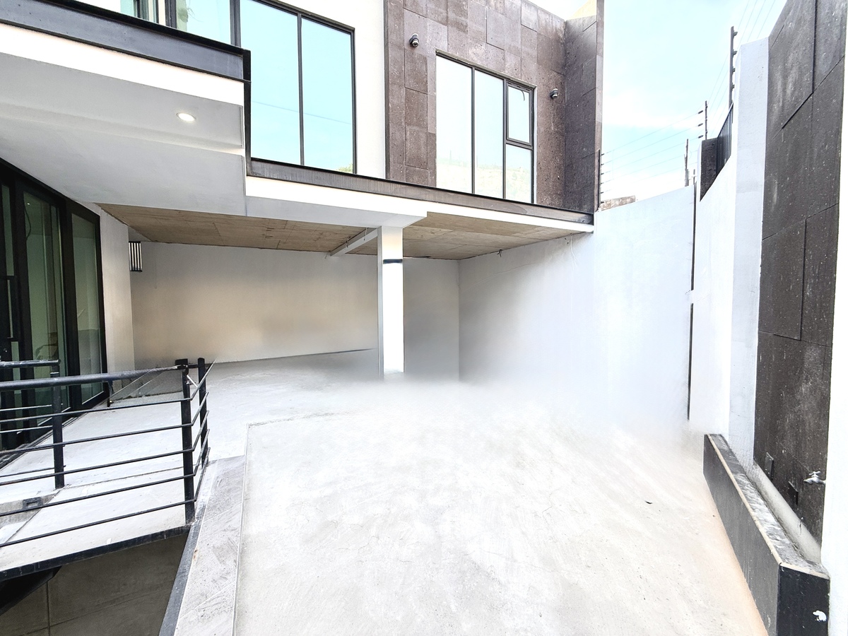 12 of 33: PATIO CON INSTALACIONES DE CHIMENEA Y ESTEREOFONICO