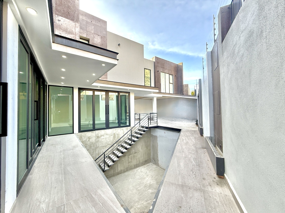 13 of 33: VISTA AL EXTERIOR DESDE LA SALA