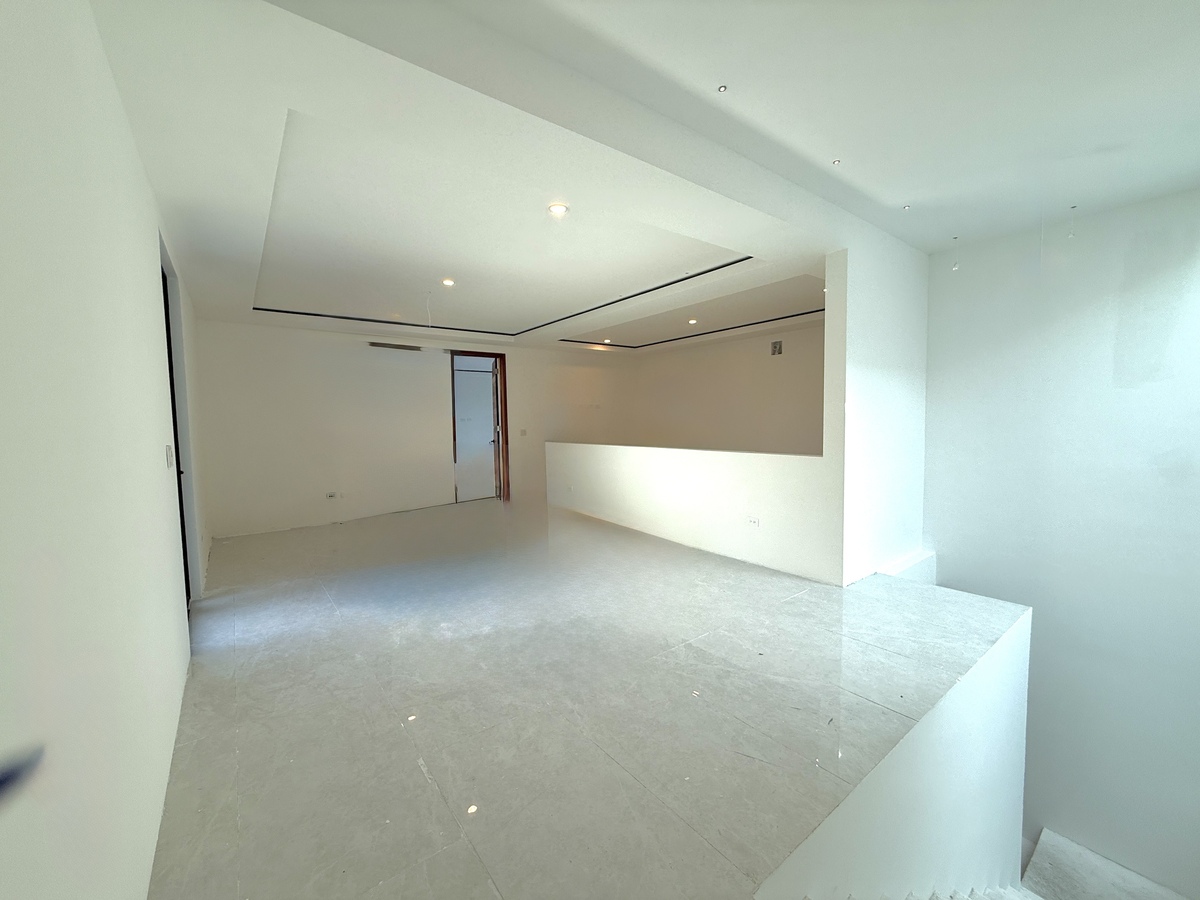 15 of 33: FAMILY ROOM Y OFICINA