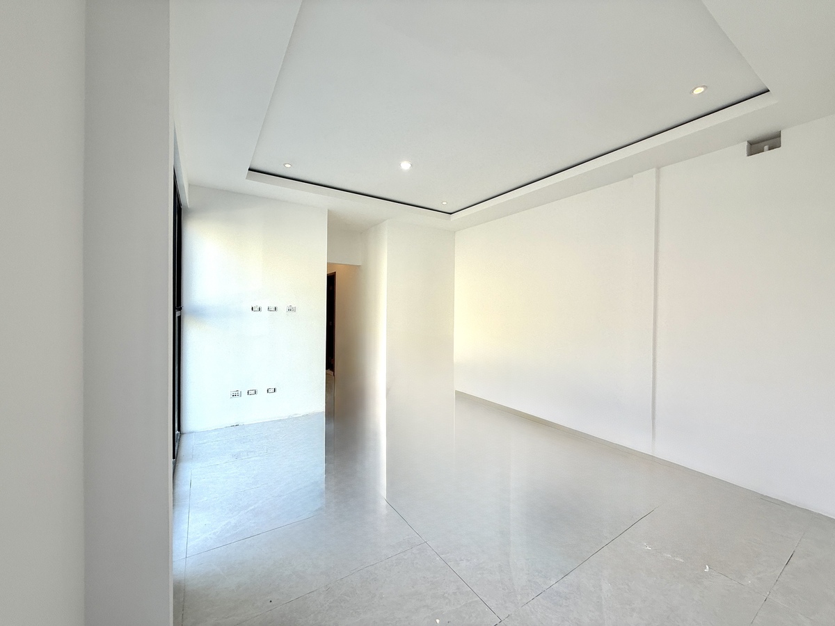 22 of 33: RECAMARA 2 SALIENDO DEL BAÑO