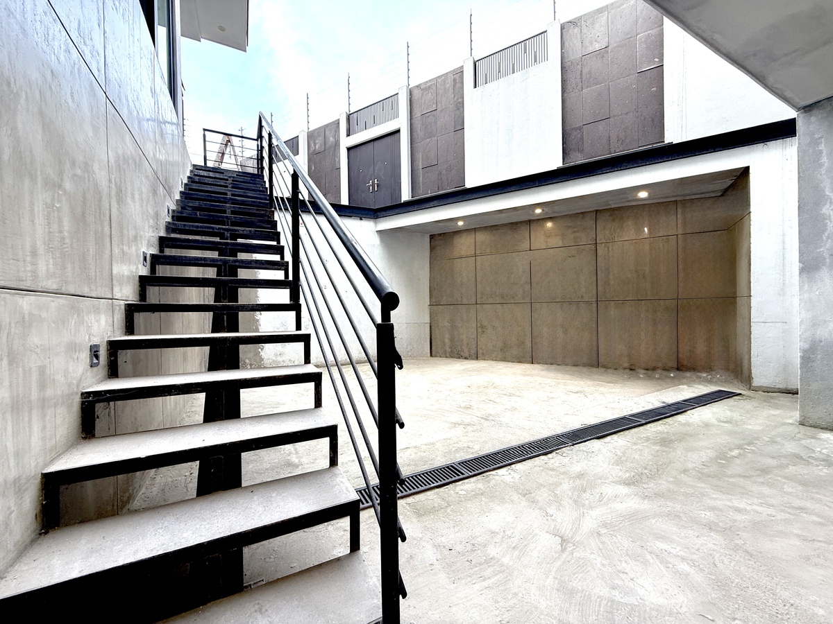 30 of 33: ESCALERAS SOTANO CON PATIO