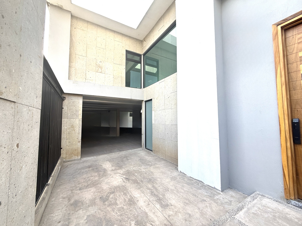 31 of 33: PATIO FRONTAL Y COCHERA