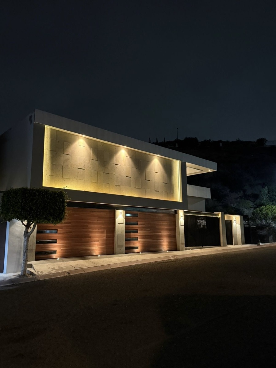 1 of 33: FACHADA DE NOCHE