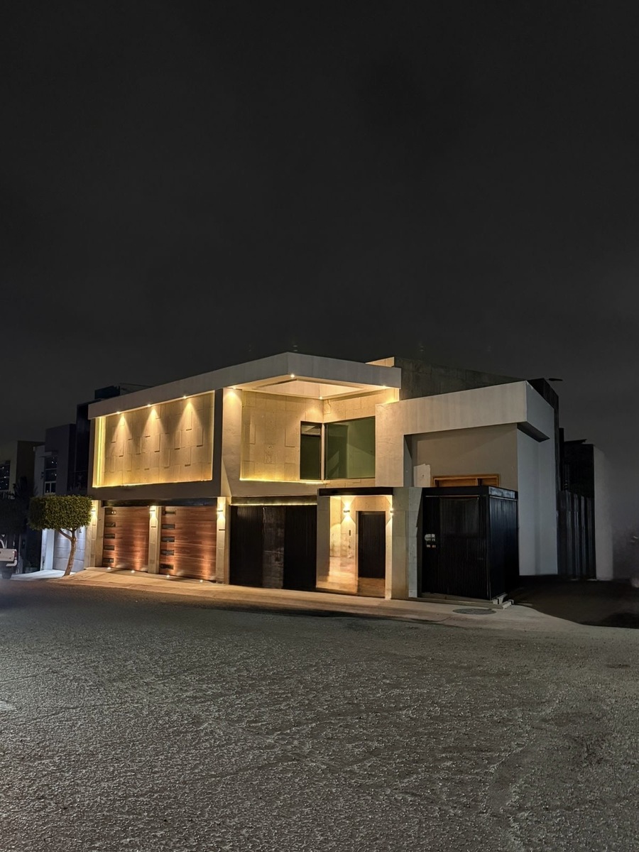 32 of 33: FACHADA DE NOCHE