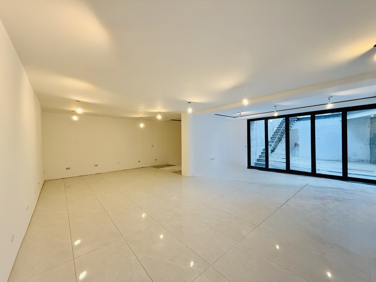 28 of 33: CUARTO DE JUEGOS Y BAR CON SALIDA AL PATIO