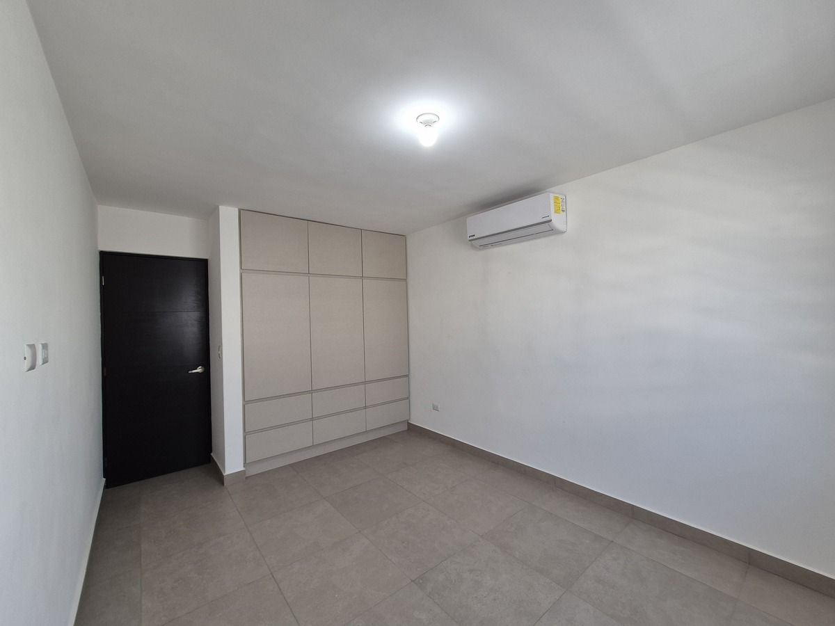 21 de 39: Recamara dos con closet