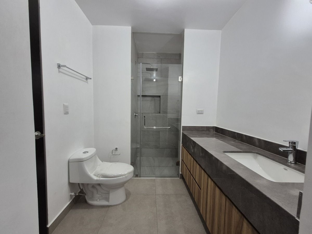 25 de 39: recamara principal con baño  con cristal templado...