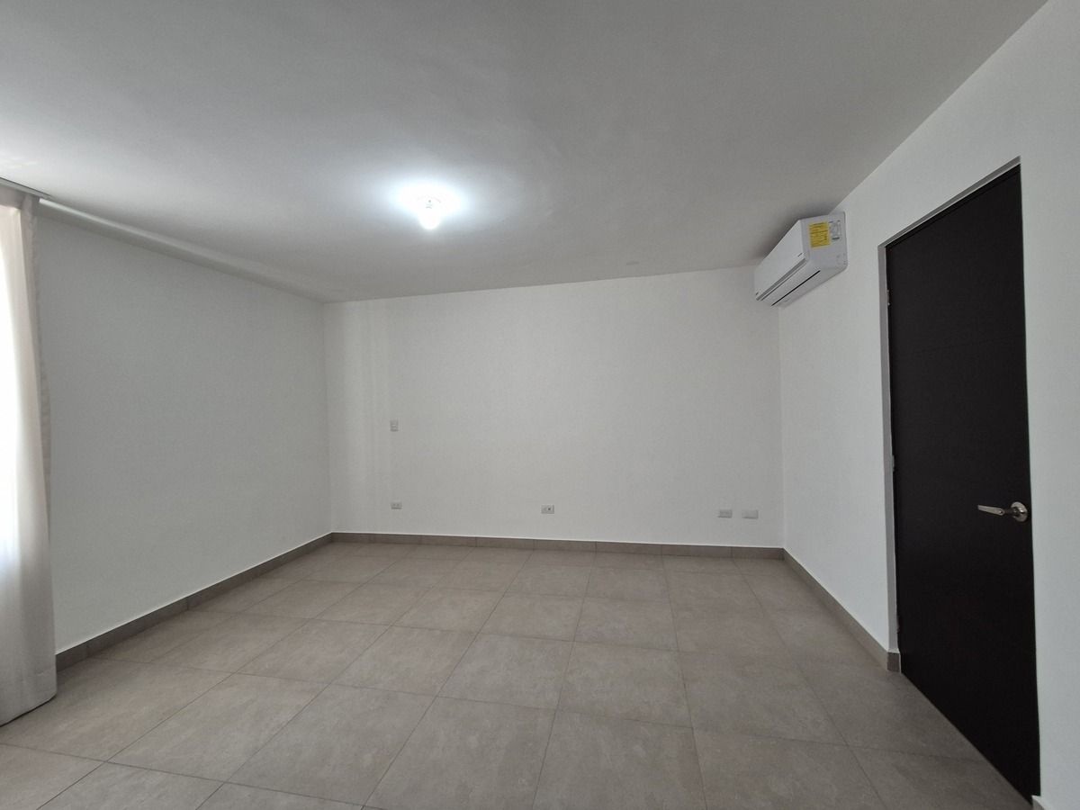 24 de 39: Recamara principal con bao y vestidor