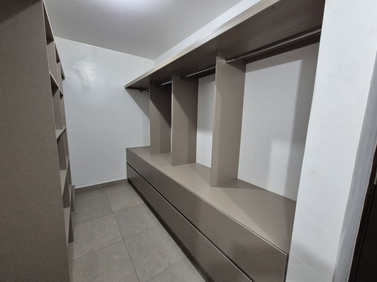 28 de 39: funcional y buen diseño en vestidor de la recamara principal
