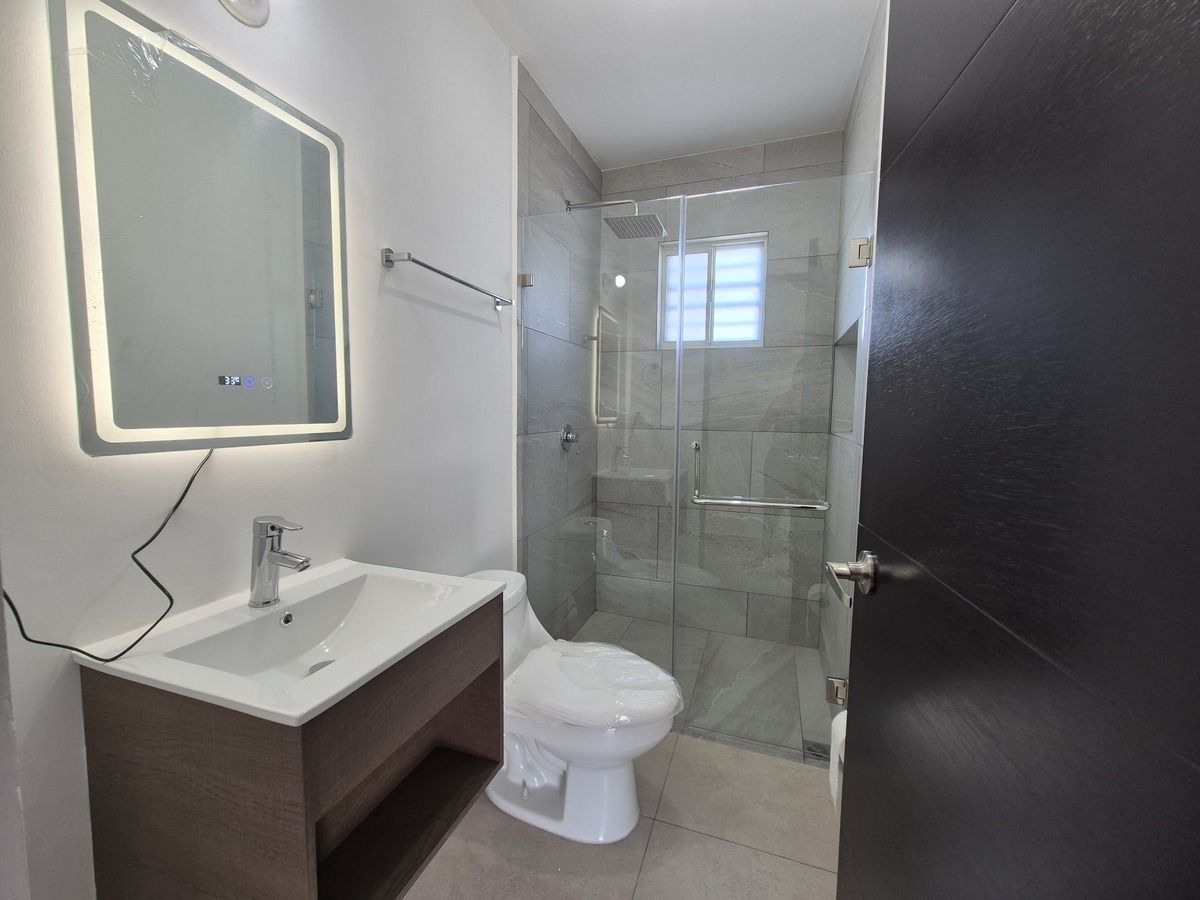 33 de 39: Nivel 3 estancia con baño  completo