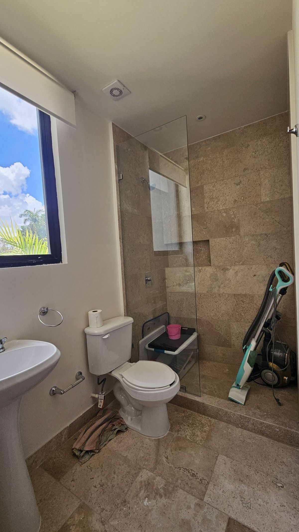 13 de 18: Baño de servicio