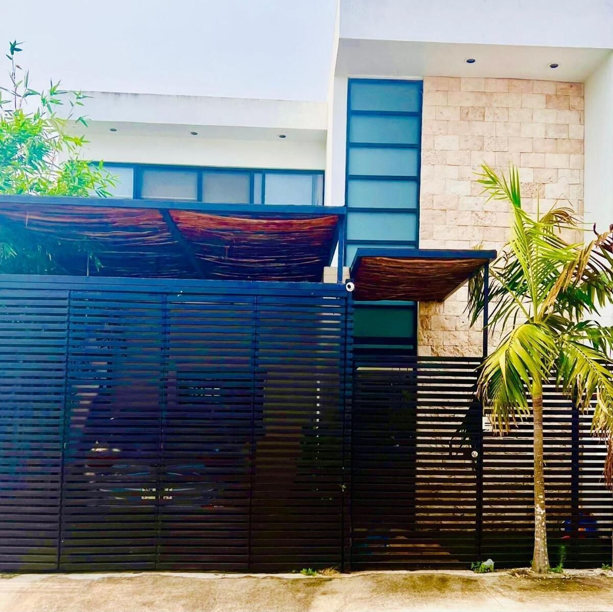 2 of 14: Fachada Principal