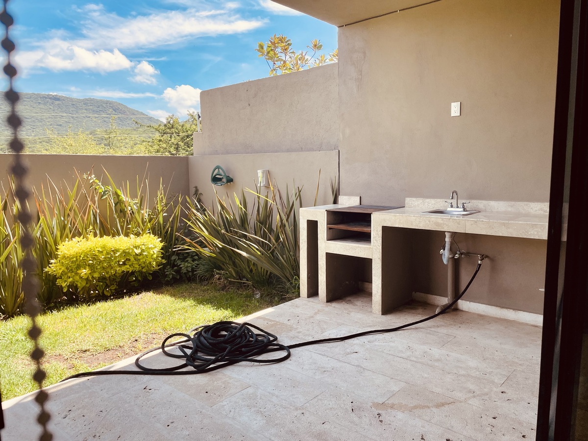 Terraza con asador y vista a la reserva