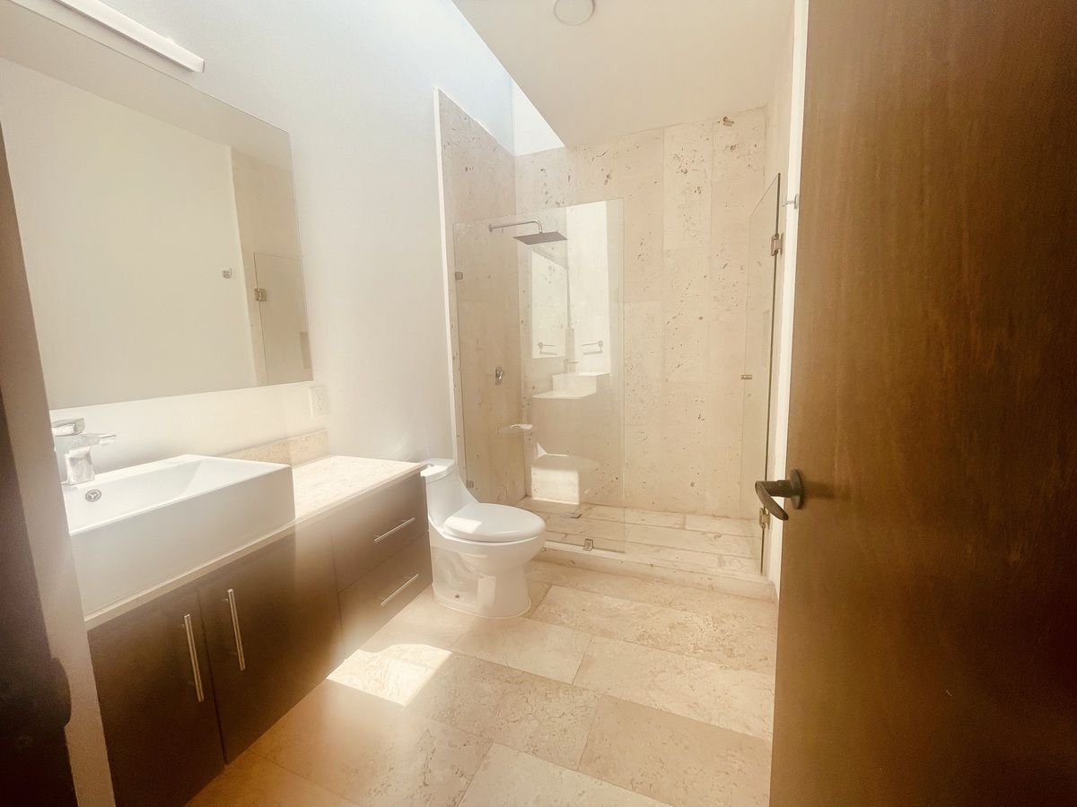 14 de 21: Baño compartido
