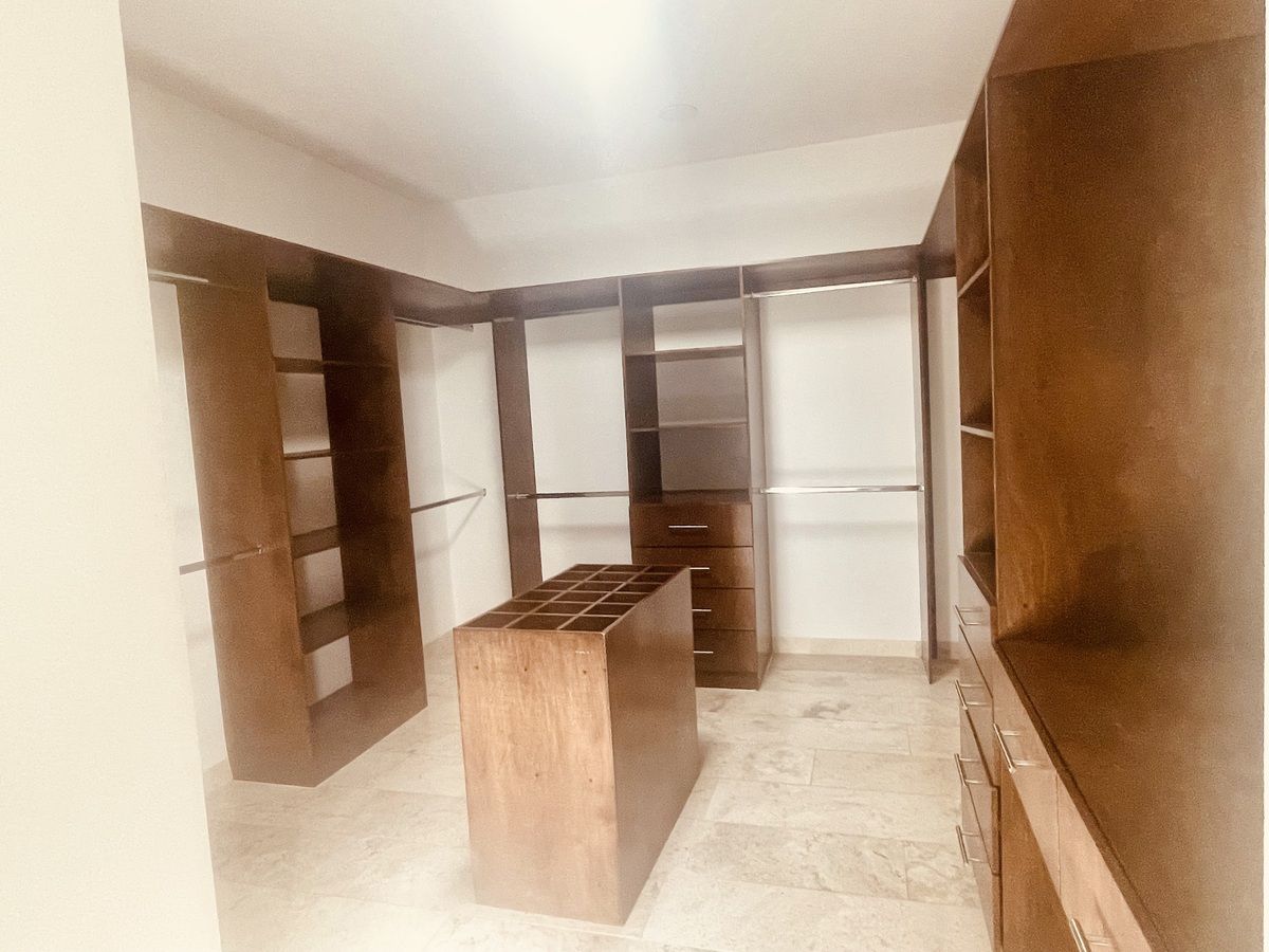 18 de 21: Vestidor