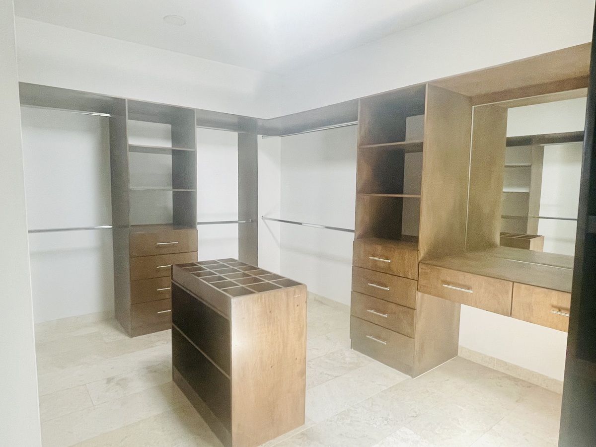 20 de 21: Vanity de vestidor