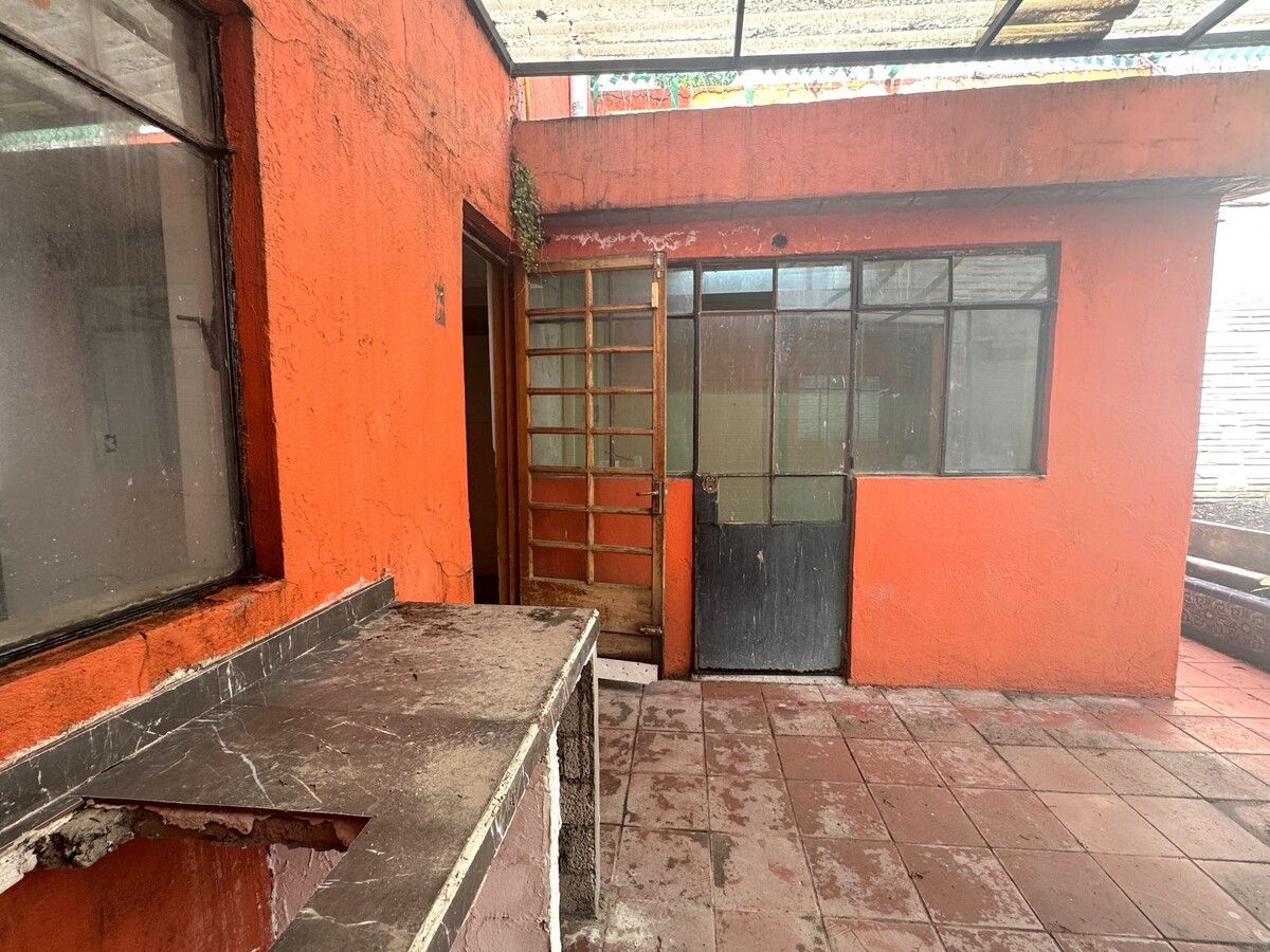 8 de 33: Acceso a lavanderia y cocina desde jardin
