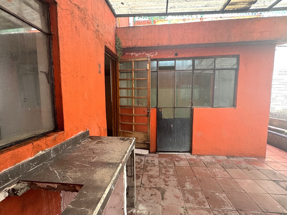 8 de 34: Acceso a lavanderia y cocina desde jardin