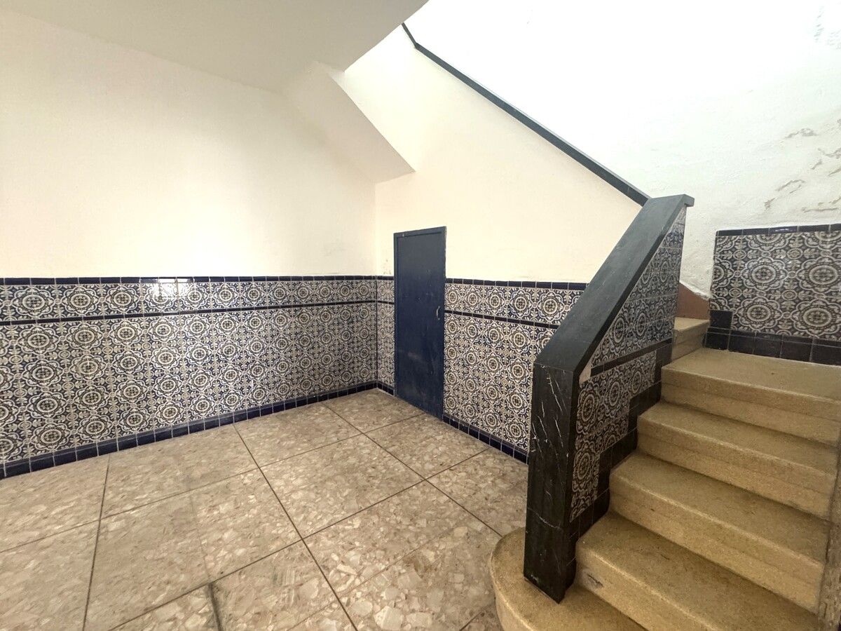 23 de 33: Escalera de servicio y bodega