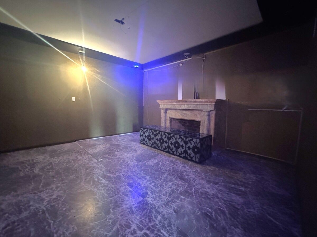 2 de 33: Sala con chimenea de marmol