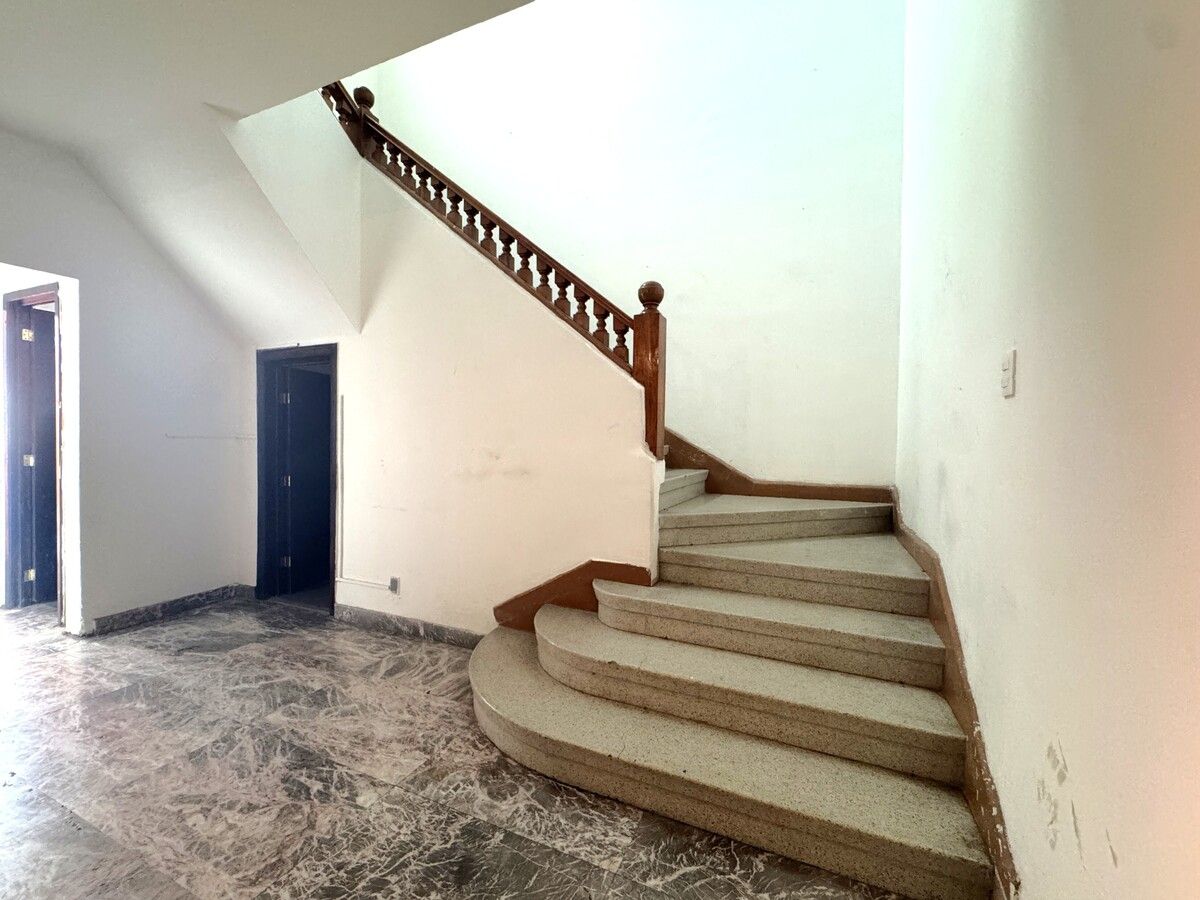 27 de 33: Escalera principal