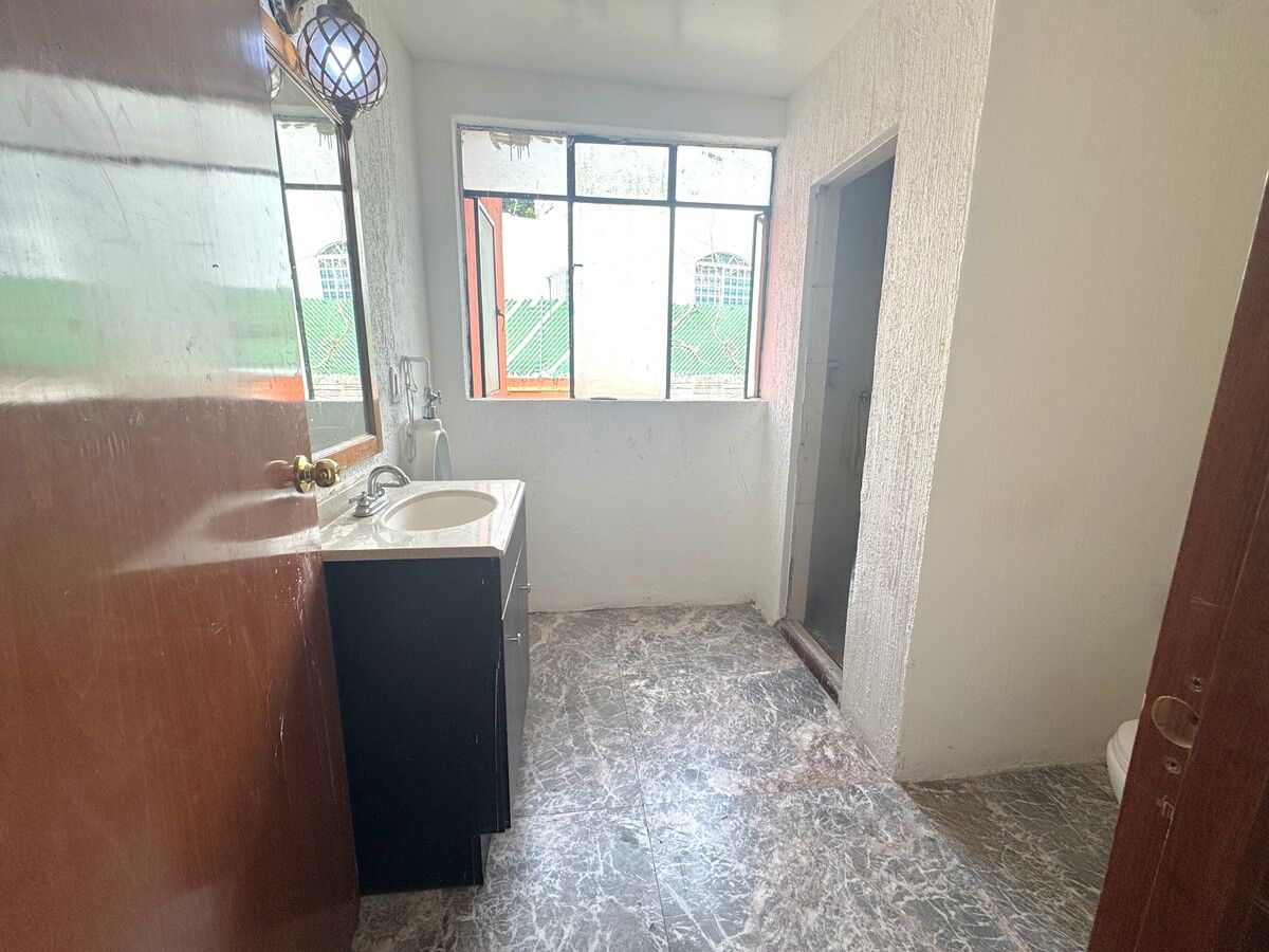 29 de 33: Baño recámara secundaria o visitas