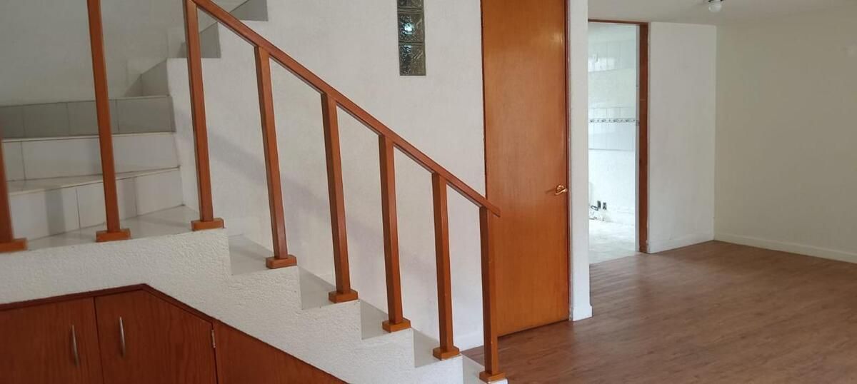 5 of 19: Escaleras