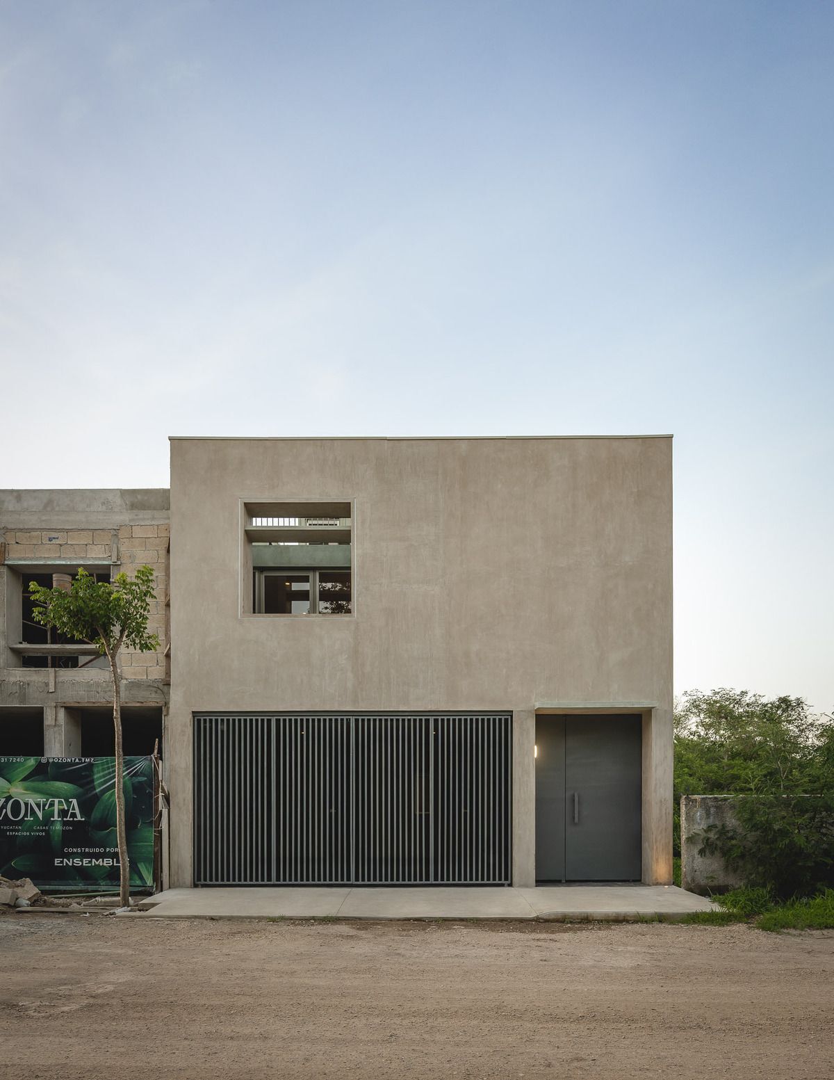1 of 28: Fachada Frontal