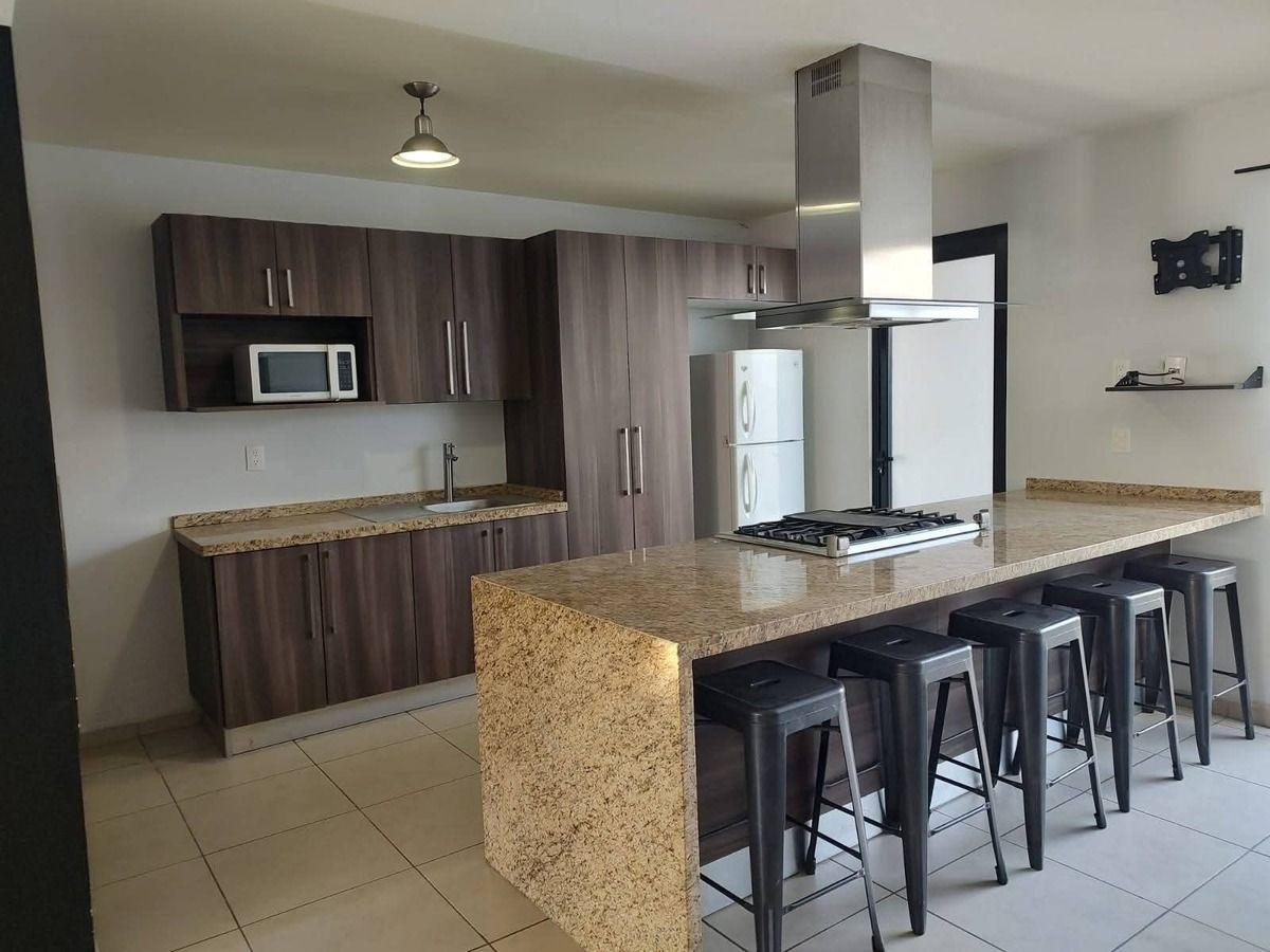 1 de 16: Cocina con bancos