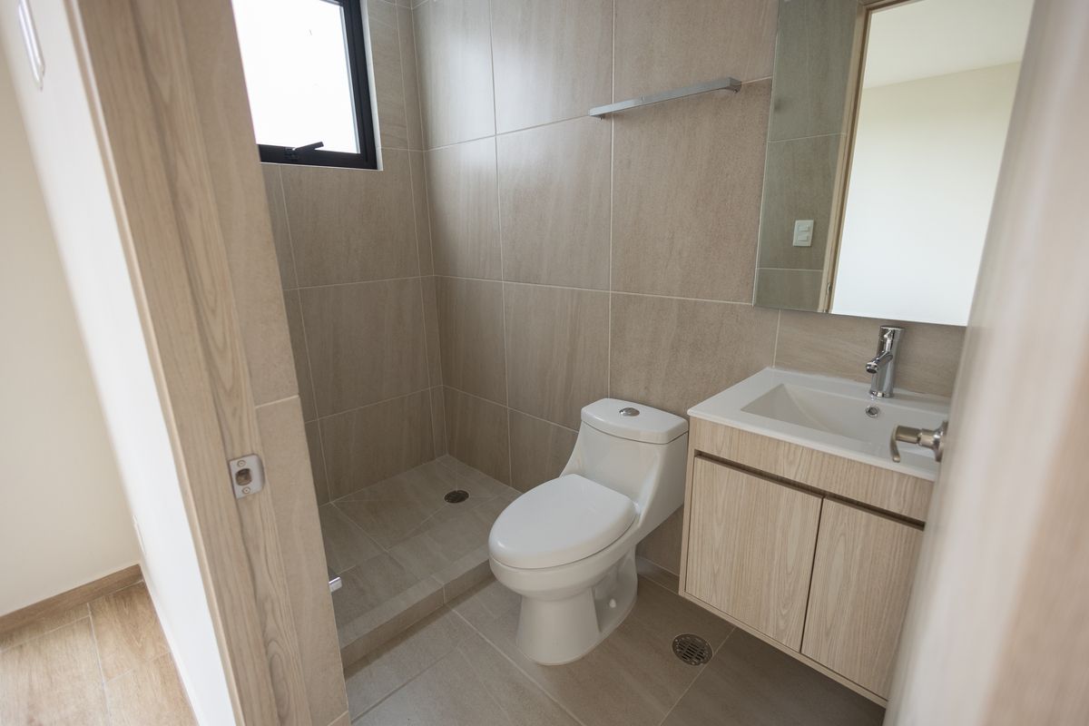 6 of 9: Baño recamara principal