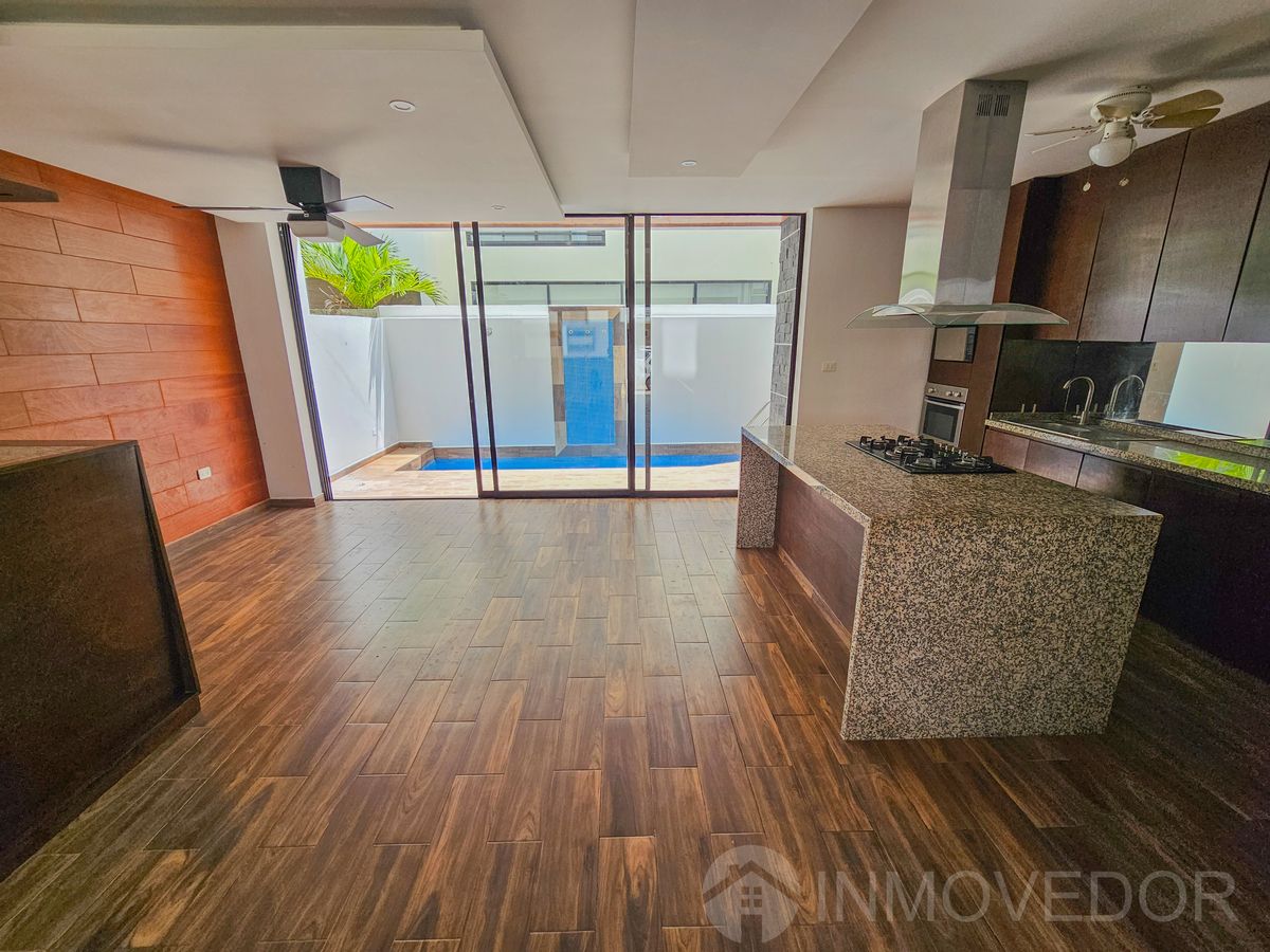 5 of 24: Sala