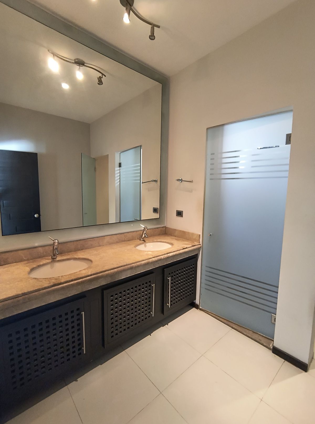 Baño con doble lavabo en recámara principal