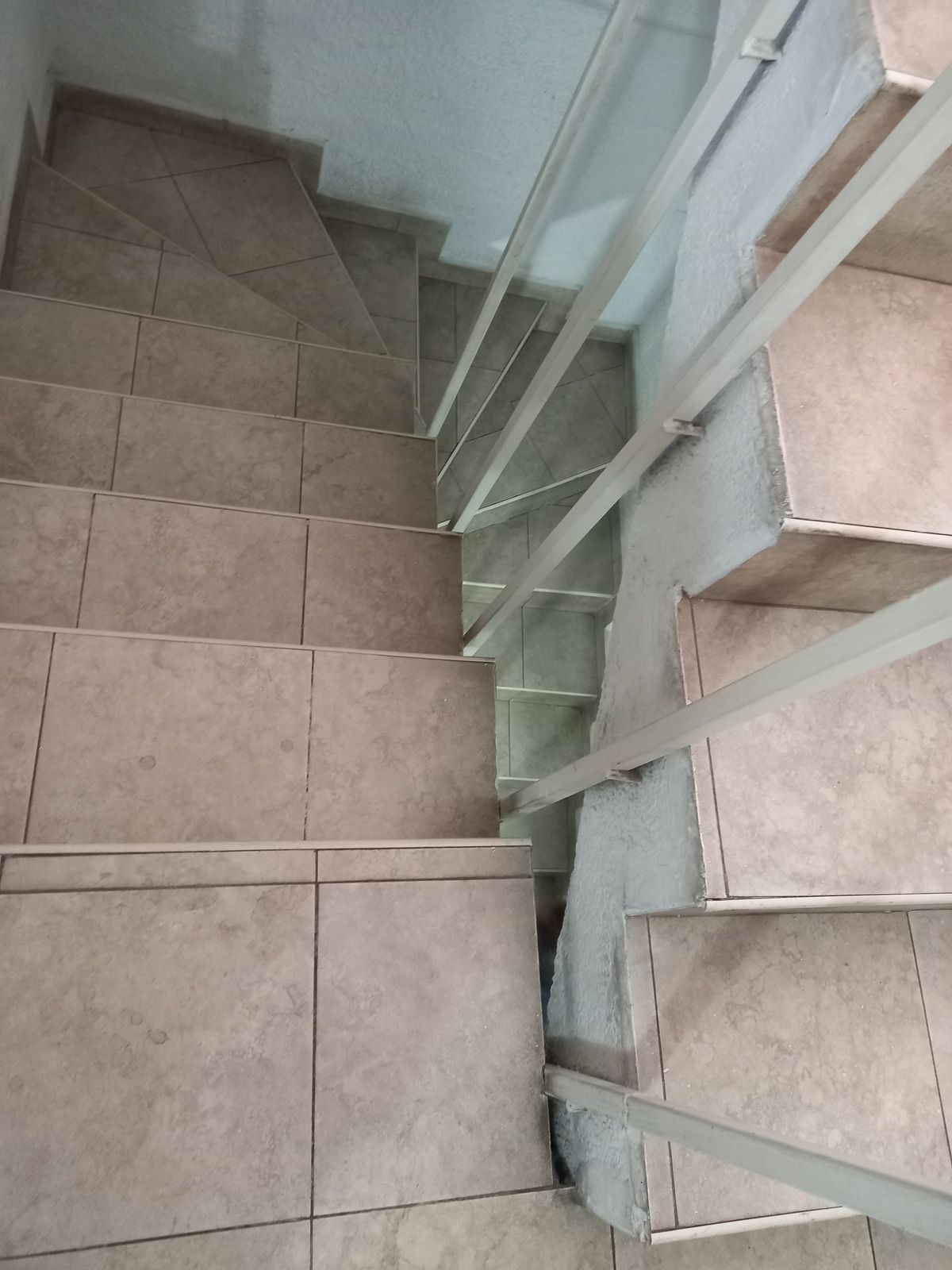 16 de 20: cuarto piso por escaleras