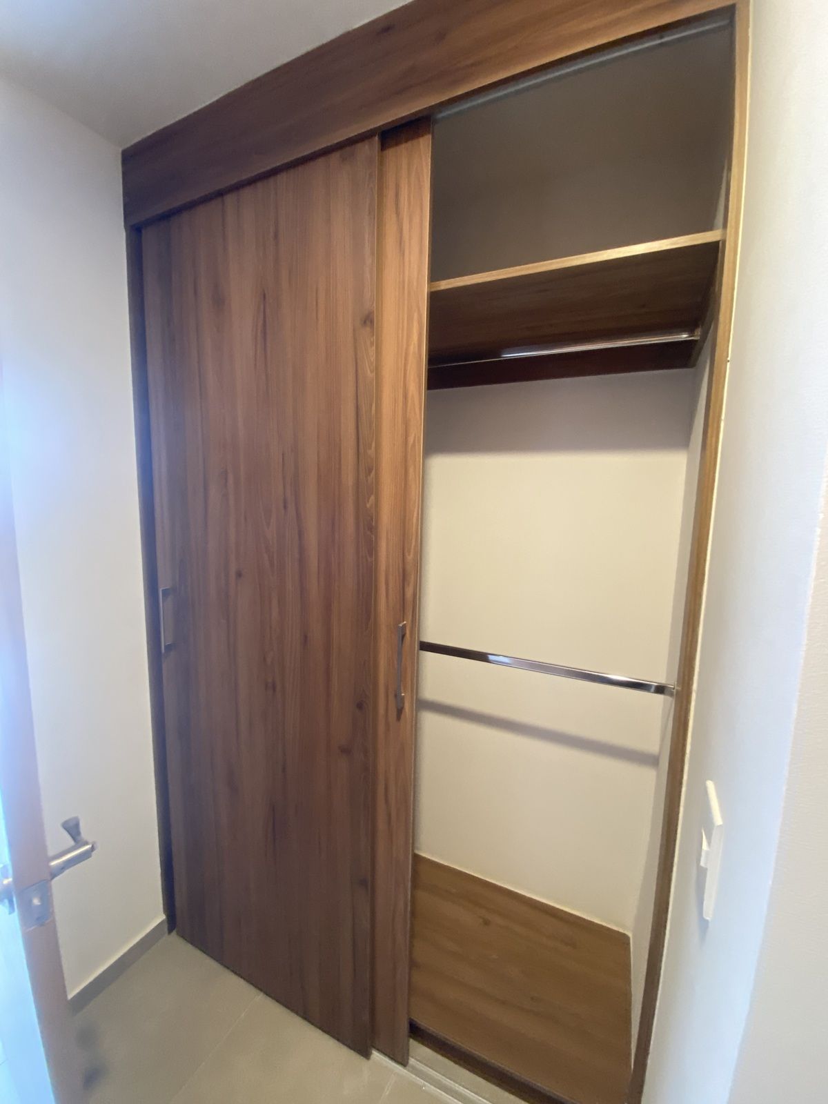 17 de 24: Amplio walk in closet
