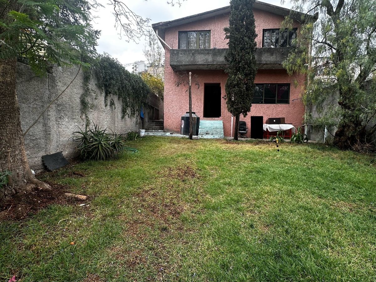 1 de 23: Fachada trasera y jardín