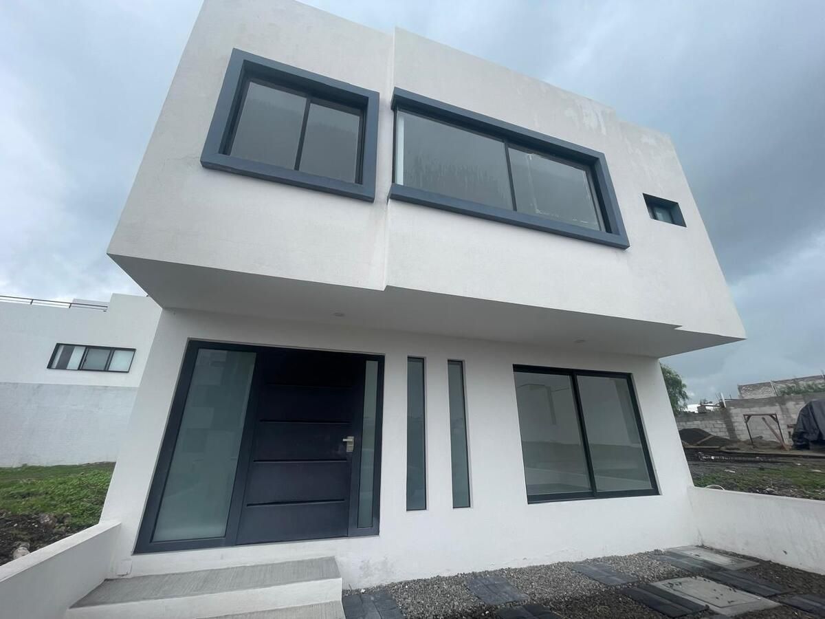 1 of 12: Fachada