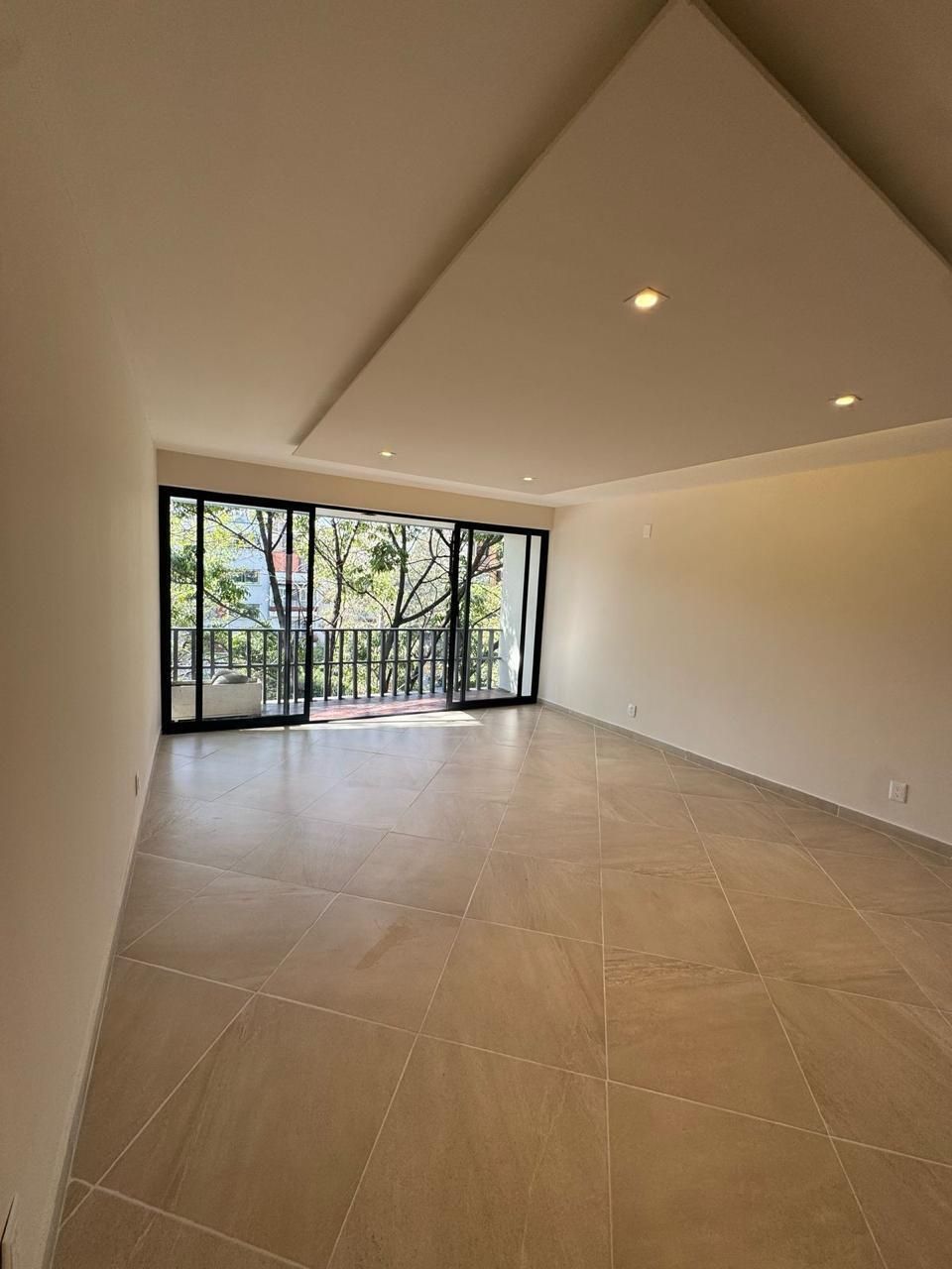 5 de 7: sala comedor y balcón