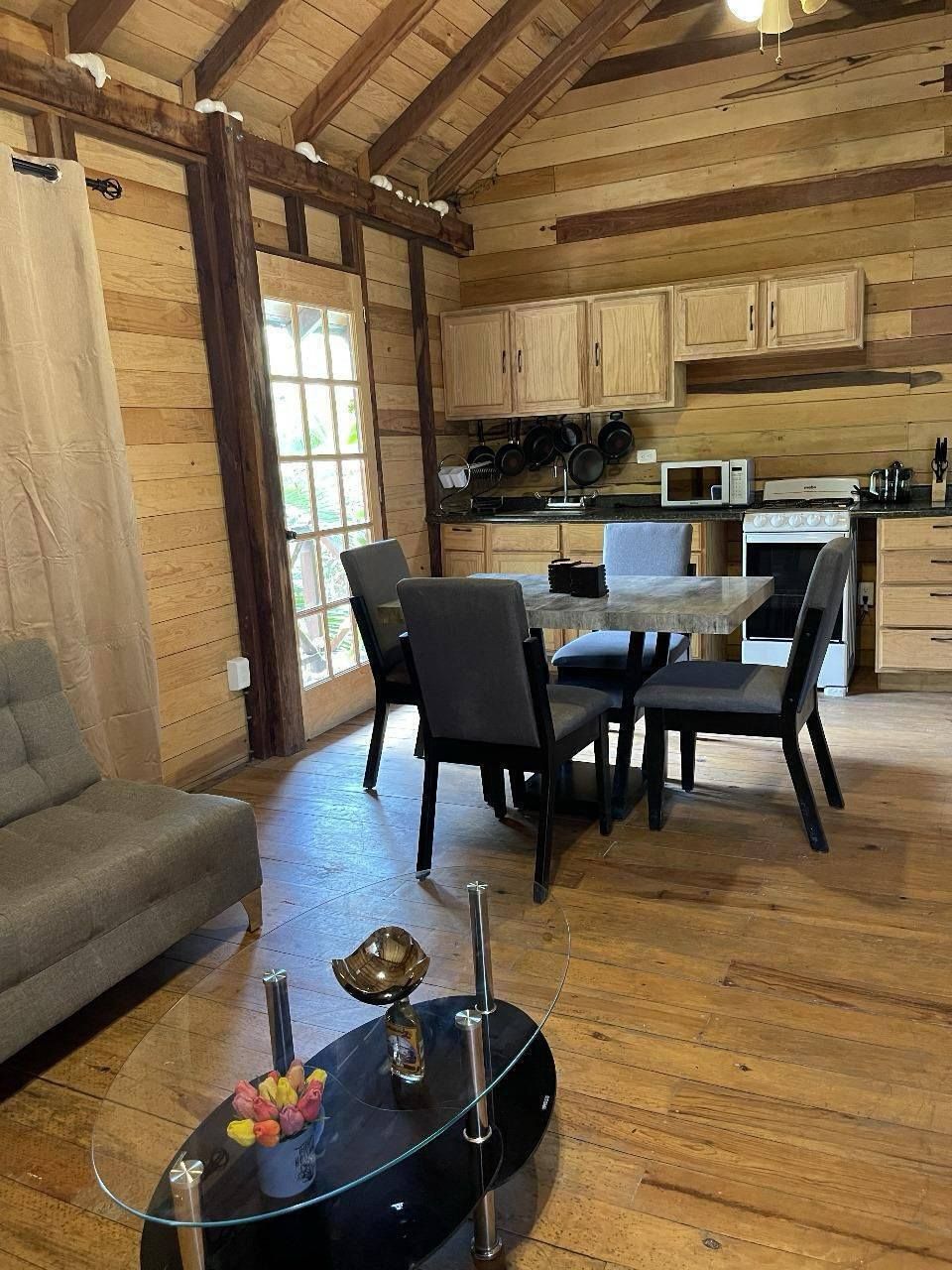 2 de 10: Cocina completamente equipada y comedor para 4 personas