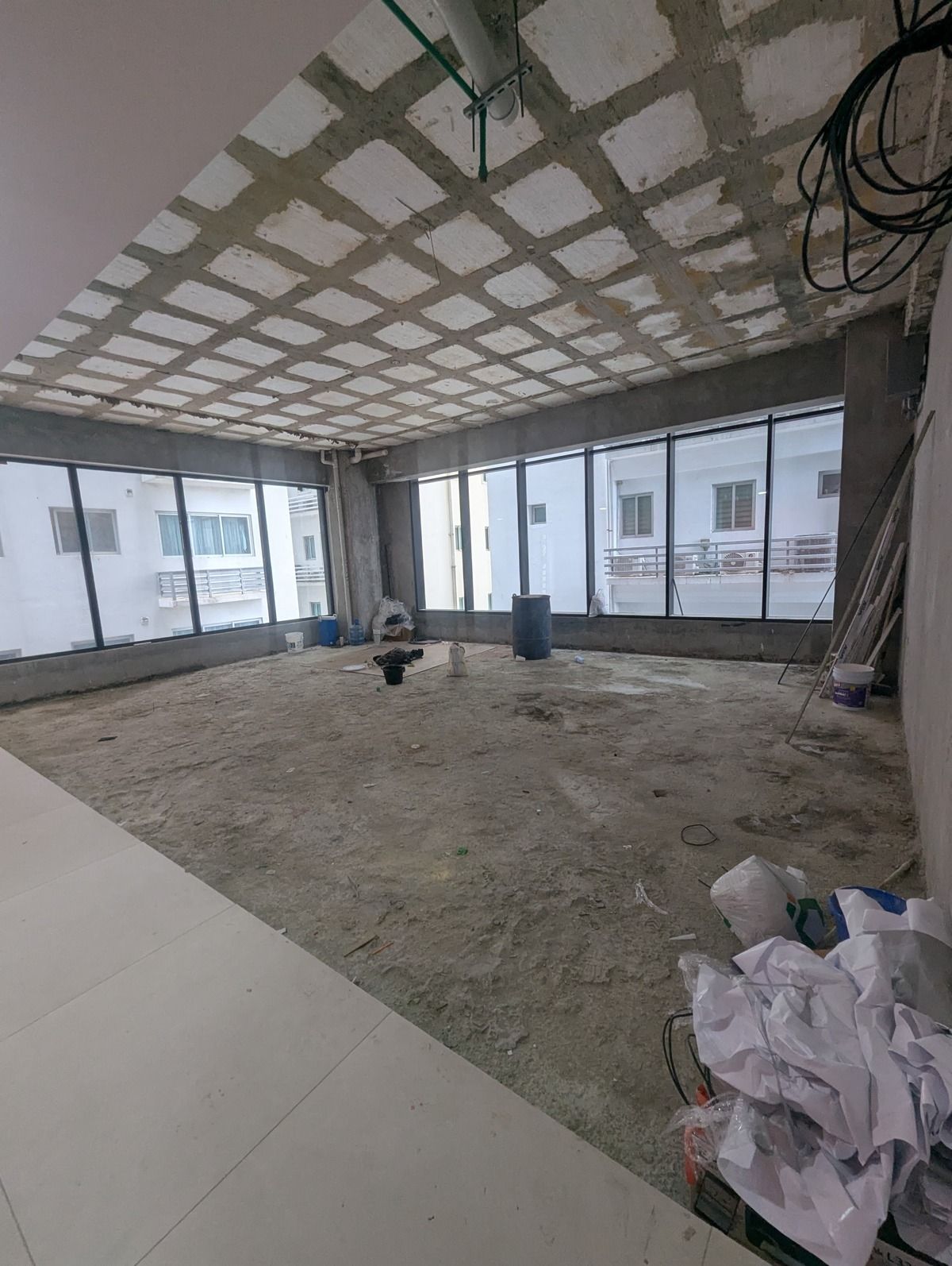 1 de 9: Local en obra gris