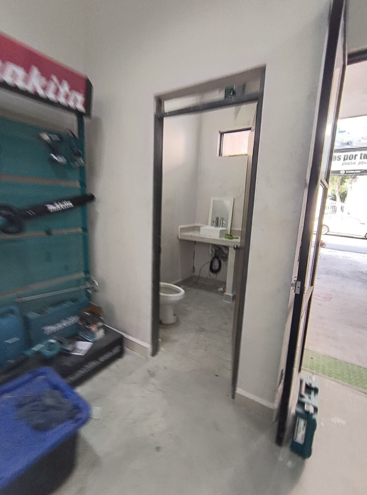 4 of 15: Medio baño social