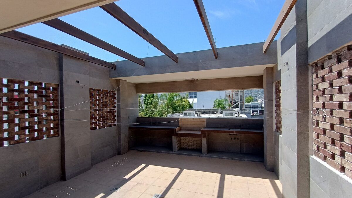 5 of 15: Terraza en la parte trasera con asador