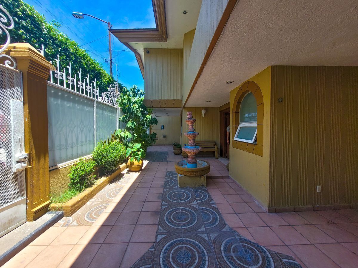 1 of 22: Entrada principal.