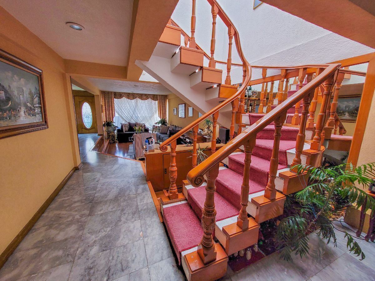 4 of 16: Escalera.