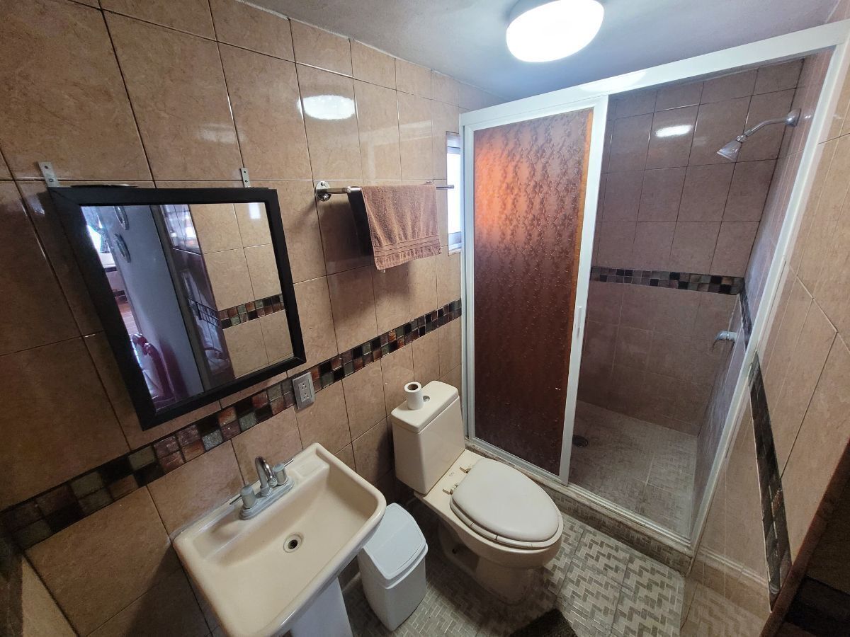 5 of 9: Baño completo.
