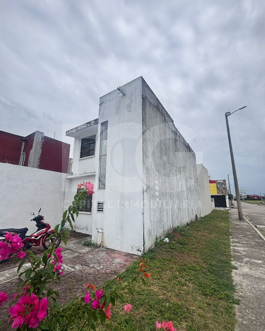 1 of 7: Fachada