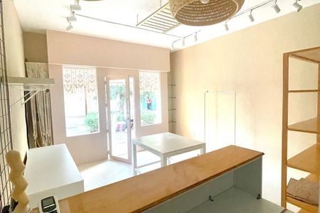Commercial premises for rent in an excellent location within a commercial area.