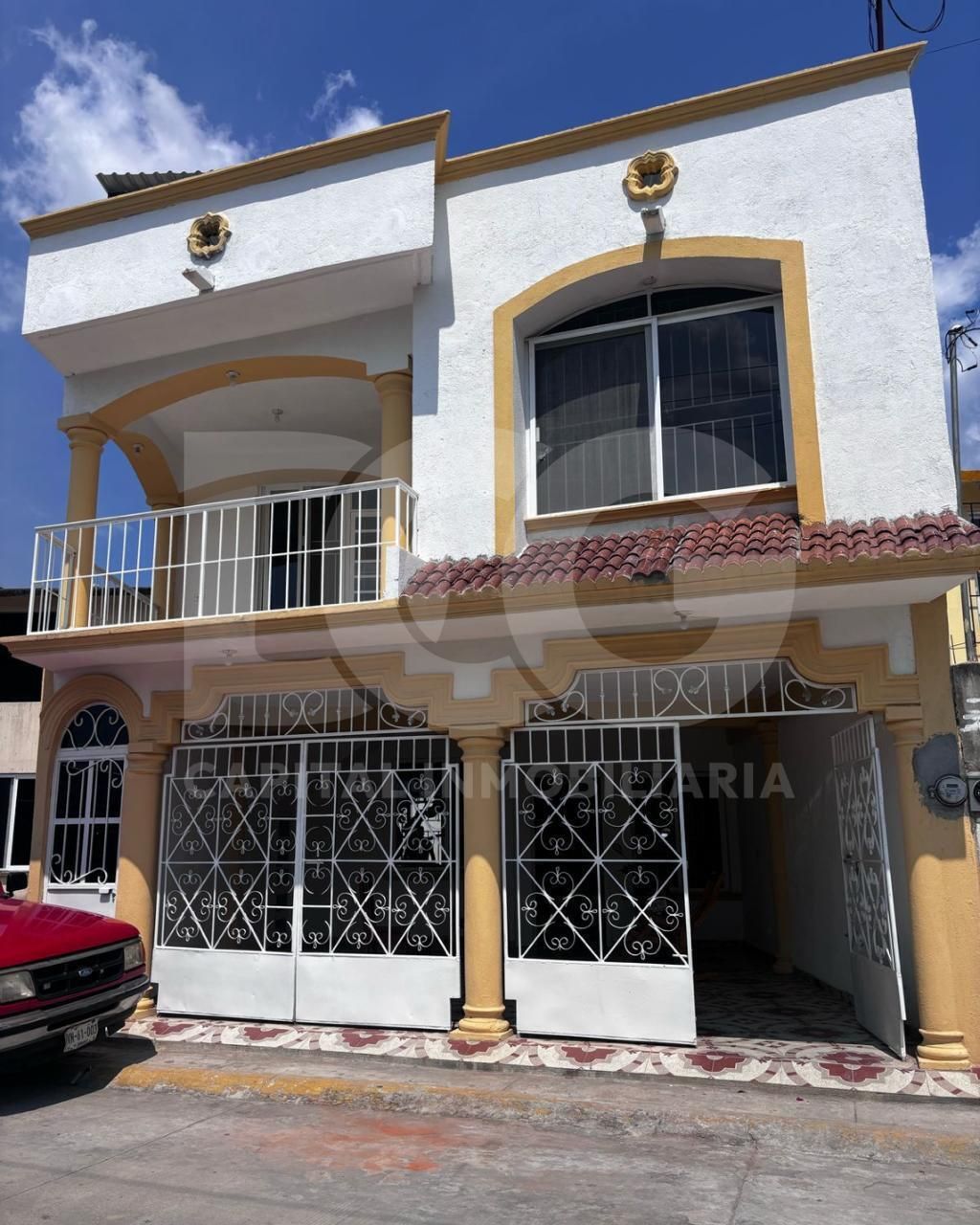 1 of 12: Fachada