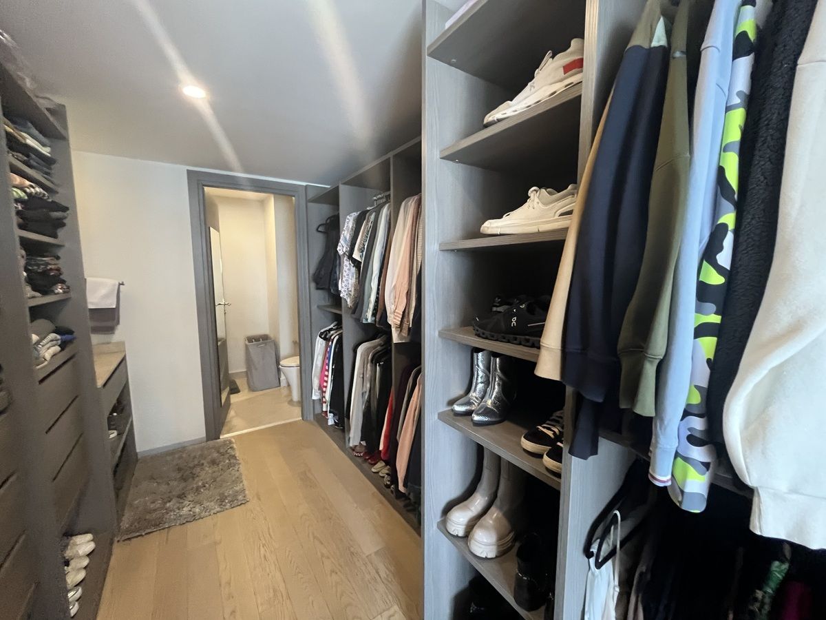 12 of 25: Walk inn closet