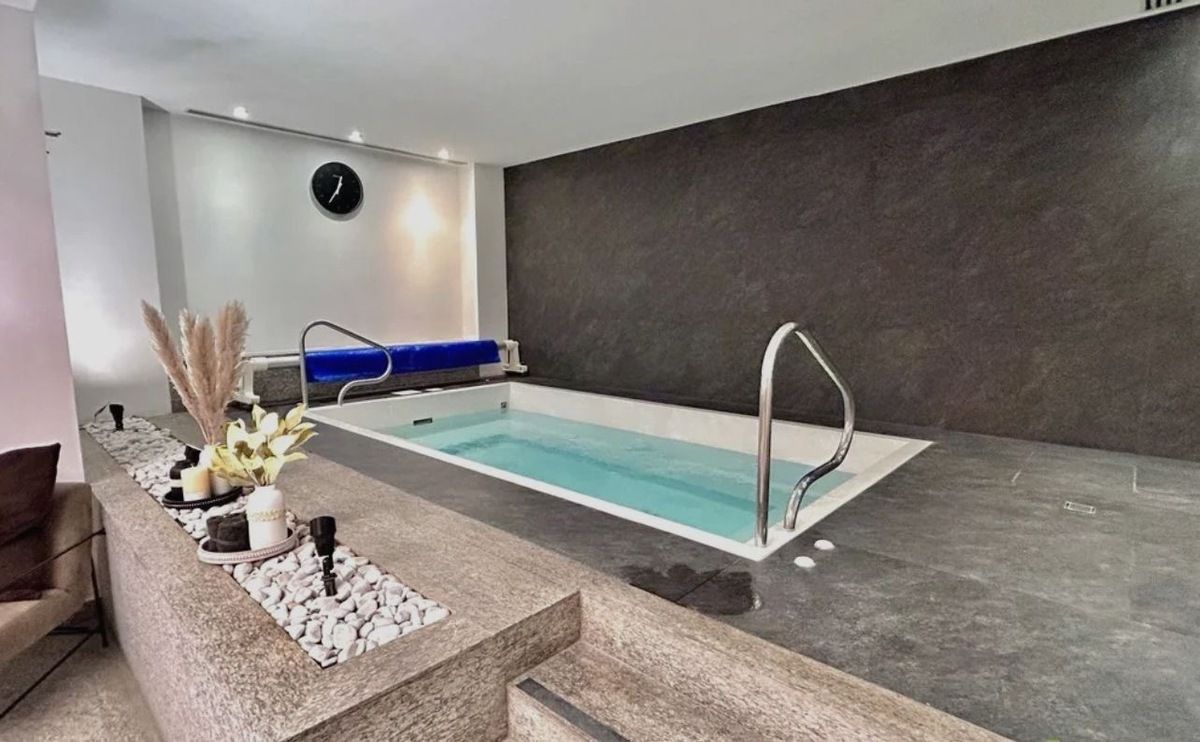 19 of 25: Jacuzi