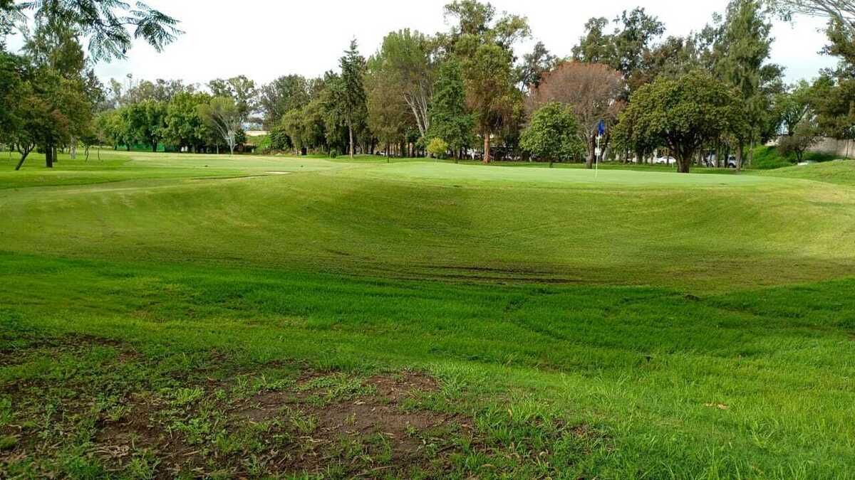 5 de 15: Vista desde el terreno al campo de golf